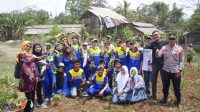 Foto bersama KP3 Desa Mekarsari dan pelajar saat menanam pohon di kampung Neglasari, Kabupaten garut (28/11/2023)