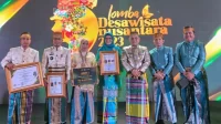 Kepala Desa Panaikang, Bahtiar menerima langung penghargaan pada malam puncak Apresiasi Pemenang LDWN Tahun 2023, di Aruna Senggingi Resort dan Convention, Kabupaten Lombok Barat, Provinsi Nusa Tenggara Barat, Jumat (24/11/2024)