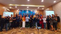 Foto bersama Kepadala Disparbud Kabupaten Jember dengan para peserta Gala Diner di Hotel Royal Jember Foto bersama Kepadala Disparbud Kabupaten Jember dengan para peserta Gala Diner di Hotel Royal Jember