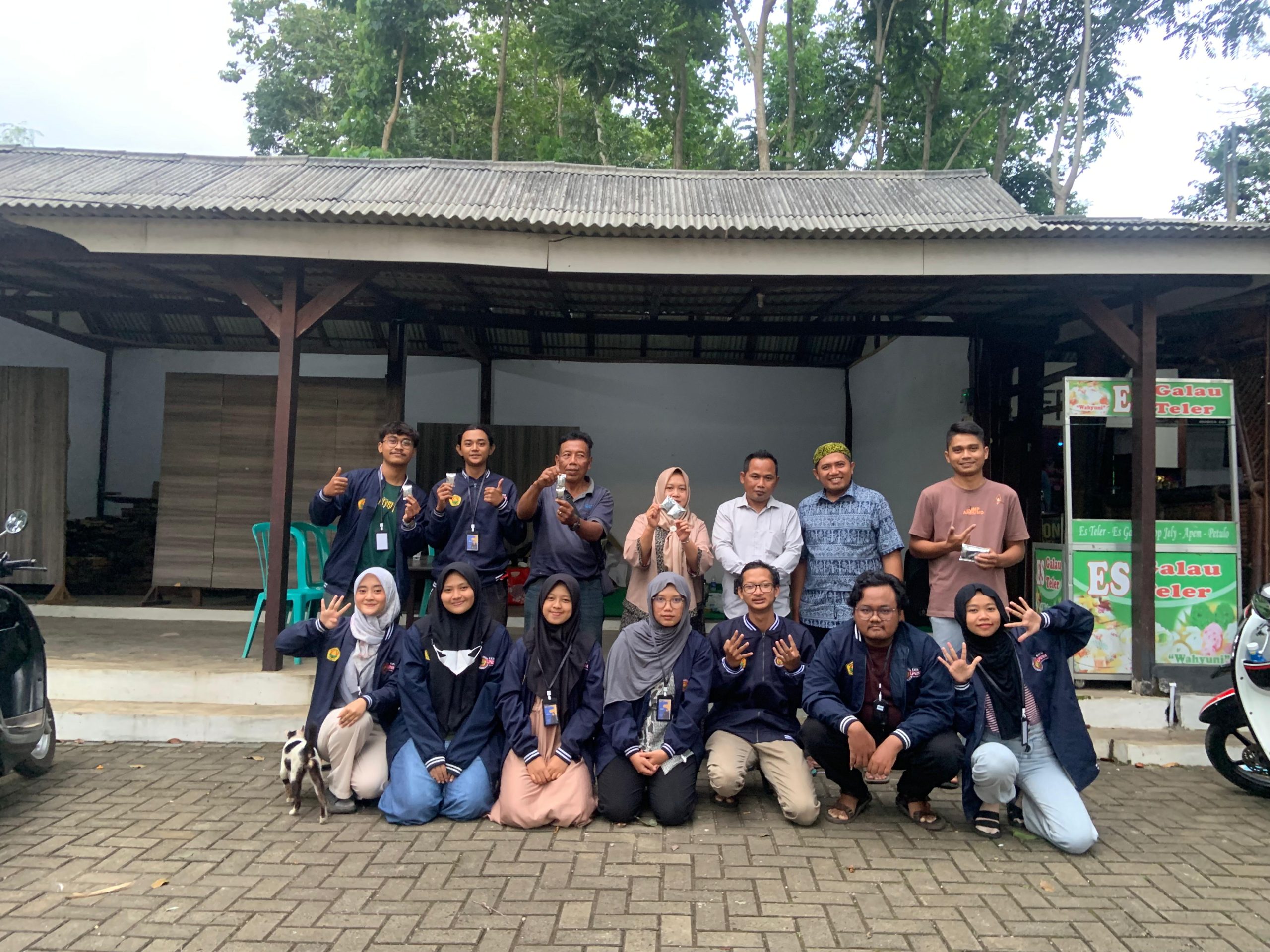 Foto bersama mahasiswa KKN 04 UNEJ dengan BUMDes dan POKDARWIS Desa Sukorejo.