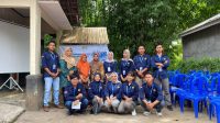 Foto Bersama mahasiswa KKN Unram dengan Ibu Kader dan narasumber dari Puskesmas Labuhan Haji di Posyandu Bungan Kamboja, Timba Dewa, Kel. Tanjung, Lombok Timur.