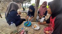 Aksi pembinaan desain produk anyaman oleh mahasiswa KKN-PMD Unram Desa Mareje, Kecamatan Lembar, Kabupaten Lombok Barat, kegiatan tersebut mengambil tema “Pembinaan Pola Desain Anyaman Bambu”, Jumat (19/1/2024). Aksi pembinaan desain produk anyaman oleh mahasiswa KKN-PMD Unram Desa Mareje, Kecamatan Lembar, Kabupaten Lombok Barat, kegiatan tersebut mengambil tema “Pembinaan Pola Desain Anyaman Bambu”, Jumat (19/1/2024).