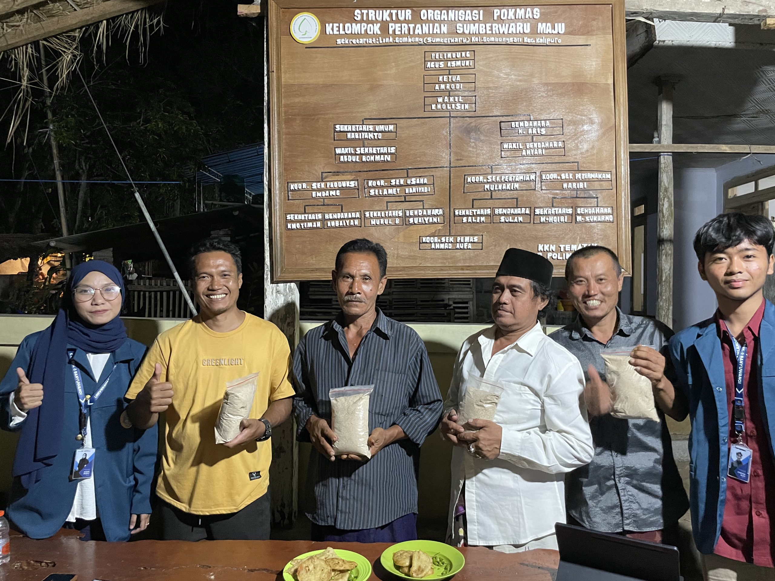 Konsentrat buatan mahasiswa KH FIKKIA diberikan kepada komunintas peternak Pokmas di Sumberwaru, Gombengsari dalam kagiatan sosialiasi "Ternak Sehat, Peternak Bahagia" (13/1/2024) Konsentrat buatan mahasiswa KH FIKKIA diberikan kepada komunintas peternak Pokmas di Sumberwaru, Gombengsari dalam kagiatan sosialiasi "Ternak Sehat, Peternak Bahagia" (13/1/2024)