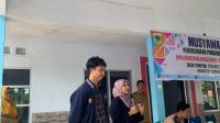 Pemaparan materi dari mahasiswa KKN terkait ekonomi pembangunan desa meliputi aspek UMKM, Peternakan, dan Pertanian Pemaparan materi dari mahasiswa KKN terkait ekonomi pembangunan desa meliputi aspek UMKM, Peternakan, dan Pertanian