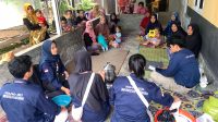 Mahasiswa KKN PMD Unram saat melakukan demostrasi pembuatan tempe dari komak putih demi meningkat pangan bergizi di Desa Gumantar (21-24/1/2024).