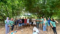 Foto bersama mahasiswa KKN-PMD Unram Desa Senggigi saat menjalankan program penghijauan sebagai langkah mitigasi bencana banjir. Foto bersama mahasiswa KKN-PMD Unram Desa Senggigi saat menjalankan program penghijauan sebagai langkah mitigasi bencana banjir.