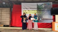Foto Bersama: Salah satu anggota KKN 04, Riska Wulandari (kanan), ibu Ulfi (tengah), dan Ibu Elfita (kiri) dalam kegiatan “Lomba Kreativitas Penyajian Kopi dan Bazar IKM Kopi” di Desa Sukorejo yang diselenggarakan pada (3-4/2/2024) Foto Bersama: Salah satu anggota KKN 04, Riska Wulandari (kanan), ibu Ulfi (tengah), dan Ibu Elfita (kiri) dalam kegiatan “Lomba Kreativitas Penyajian Kopi dan Bazar IKM Kopi” di Desa Sukorejo yang diselenggarakan pada (3-4/2/2024)