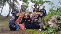 Mahasiswa KKN-PMD Unram saat berfoto bersama di plang selamat datang di Pantai Mutiara, Desa Segara Katon. (doc. pribadi) Mahasiswa KKN-PMD Unram saat berfoto bersama di plang selamat datang di Pantai Mutiara, Desa Segara Katon. (doc. pribadi)