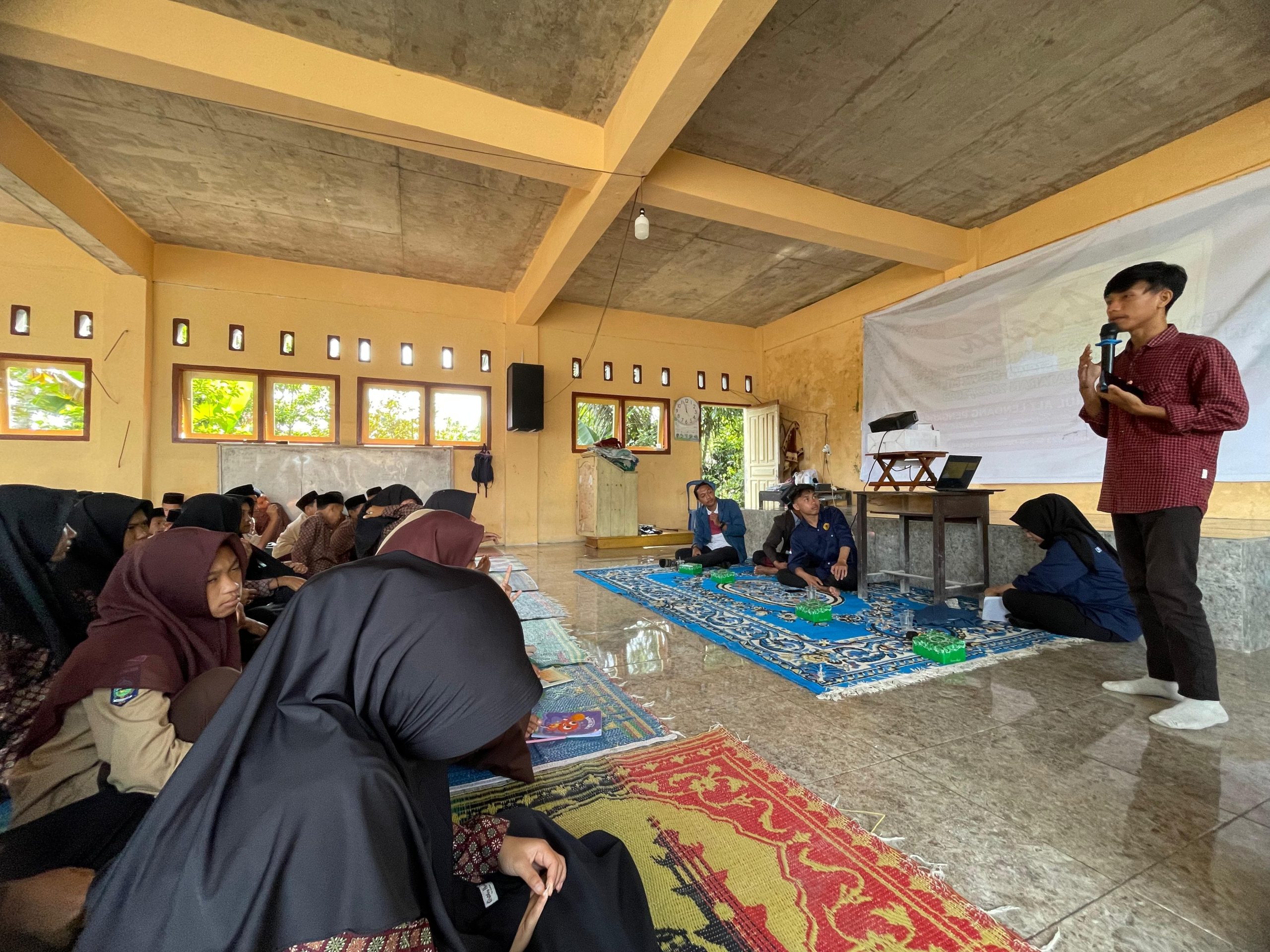 Pemaparan Materi: Mahasiswa KKN-PMD Unram saat mengedukasi pencegahan pernikahan dini di Yayasan Miftahul Ali, Desa Wajageseng (12/1/2024).
