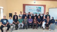 Foto Bersama: Dalam kegiatan “Sosialisasi Pengembangan Pariwisata” mahasiswa KKN-PMD Unram berfoto bersama dengan pemateri dan peserta di Aula Kantor Desa Segara Katon (1/2/2024). Foto Bersama: Dalam kegiatan “Sosialisasi Pengembangan Pariwisata” mahasiswa KKN-PMD Unram berfoto bersama dengan pemateri dan peserta di Aula Kantor Desa Segara Katon (1/2/2024).