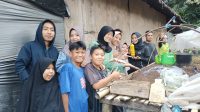 mahasiswa KKN-PMD Unram berfoto bersama dengan perserta saat sosialisasi pembuatan pupuk organik Bokashi di Sembalun Lawang (26/1/2024)