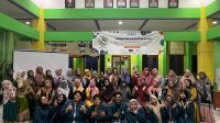 Foto Bersama: Mahasiswa KKN BBK 3 UNAIR dan PKK saat melakukan  optimalisasi potensi desa dengan membuat produk Kerupuk Ikan Nila. Foto Bersama: Mahasiswa KKN BBK 3 UNAIR dan PKK saat melakukan  optimalisasi potensi desa dengan membuat produk Kerupuk Ikan Nila.