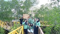 Mahasiswa KKN-PMD Unram saat berfoto bersama menunjukan wajah baru Kawasan Eduwisata Tracking Mangrove yang terletak di Desa Lembar Selatan. Mahasiswa KKN-PMD Unram saat berfoto bersama menunjukan wajah baru Kawasan Eduwisata Tracking Mangrove yang terletak di Desa Lembar Selatan.