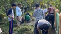 KKN-BBK 3 UNAIR kerja bakti bersama masyarakat di Makam Islam Desa Kaligung , Jumat (26/1/2024). (doc. pribadi) KKN-BBK 3 UNAIR kerja bakti bersama masyarakat di Makam Islam Desa Kaligung , Jumat (26/1/2024). (doc. pribadi)