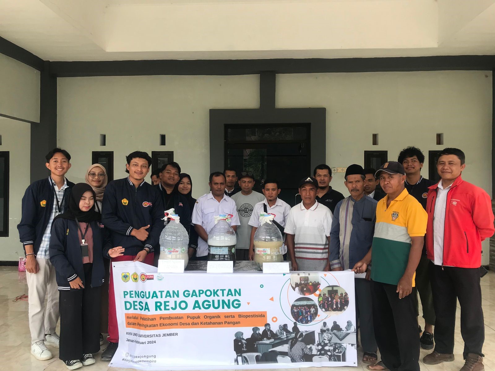 Foto Bersama: Kegiatan pelatihan di Balai Desa Rejo Agung bersama perangkat desa, Gapoktan, kelompok tani, Badan Penyuluh Pertanian (BPP), dan mahasiswa KKN. (doc. pribadi)