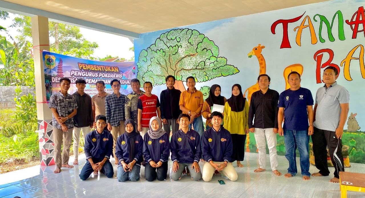 Foto Bersama: Mahasiswa KKN 01 UNEJ dengan pengurus baru POKDARWIS yang baru saja dibentuk di Taman Baca Desa Tumpeng. (doc. pribadi)
