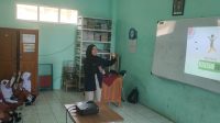 Pemberian materi: anggota tim KKNT-I IPB University memberikan edukasi tentang kebersiahan diri di kelas 1 SDN Cijahe Curug Pemberian materi: anggota tim KKNT-I IPB University memberikan edukasi tentang kebersiahan diri di kelas 1 SDN Cijahe Curug.