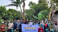 Foto bersama: Mahasiswa KKN berfoto bersama dengan pemateri dan peserta dalam kegiatan workshop pengolahan limbah kotoran ternak menjadi pupuk organik di Desa Pandan Duri (11/1/2024)