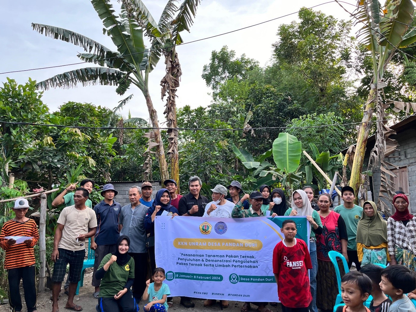 Foto bersama: Mahasiswa KKN berfoto bersama dengan pemateri dan peserta dalam kegiatan workshop pengolahan limbah kotoran ternak menjadi pupuk organik di Desa Pandan Duri (11/1/2024)