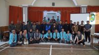 Foto Bersama: mahasiswa KKN 109 UNS berfoto bersama dengan para peserta Sosialisasi Pertanian Organik dan Pupuk Kompos dalam mewujudkan pertanian berkelanjutan di Desa Gondosuli (21/2/2024). (doc. KKN 109 UNS)
