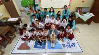 Foto Bersama Mahasiswa KKN 25 UNS saat berfoto bersama dengan siswa-siswa SDN 1 dalam kegiatan edukasi kebencanaan yang menggunakanan metode Iza! Kaeru Caravan Foto Bersama: Mahasiswa KKN 25 UNS saat berfoto bersama dengan siswa-siswa SDN Sumber 1 dalam kegiatan edukasi kebencanaan yang menggunakanan metode Iza! Kaeru Caravan. (doc. pribadi)