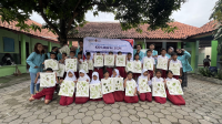 Foto Bersama: Kelompok KKN 45 UNS berfoto bersama dengan siswa kelas 4 SDN 1 Plesungan dan hasil ecoprint (23/1/24). (doc. KKN 45 UNS) Foto Bersama: Kelompok KKN 45 UNS berfoto bersama dengan siswa kelas 4 SDN 1 Plesungan dan hasil ecoprint (23/1/24). (doc. KKN 45 UNS)