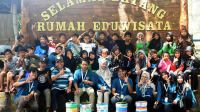 Foto Bersama : Kelompok KKN 13 UNS bersama dengan Bapak Hasyim dan Bapak Ayyub melakukan inisiasi terhadap perkembangan generasi petani di masa depan dengan pelaksanaan proker Petani Cilik bersama anak-anak di Desa Gentungan. (doc KKN 13 UNS)