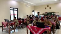 Pendampingan: Mahasiswa KKN Desa Ngombakan UNS saat melakukan pendampingan dalam kegiatan Pelatihan AutoCAD dan RAB untuk Perangkat Desa Sekecamatan Polokarto, Kabupaten Sukoharjo sebagai upaya dalam Peningkatan Pembangunan Desa Cerdas (27/2/2024). (doc. KKN Desa Ngombakan UNS)