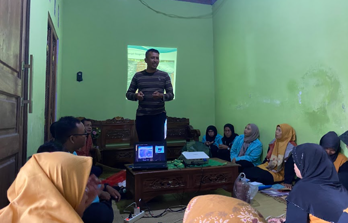 Pelaksanaan sosialisasi: Mahasiswa KKN 67 UNS saat melaksanakan sosialisasi pemilahan sampah di Desa Kismoyoso. (doc. KKN 67 UNS)