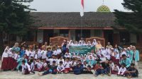 Foto bersama mahasiswa program Hibah MBKM UNS dengan para guru dan siswa di halaman SDN 1 Klakah dalam upaya wujudkan Desa Wisata Tangguh Bencana Senin, 13 Mei 2024. (doc. mahasiswa program Hibah MBKM UNS) Foto bersama mahasiswa program Hibah MBKM UNS dengan para guru dan siswa di halaman SDN 1 Klakah dalam upaya wujudkan Desa Wisata Tangguh Bencana Senin, 13 Mei 2024. (doc. mahasiswa program Hibah MBKM UNS)