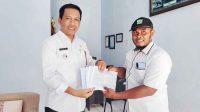 img-20240103-114417_11zon Kepala Desa Tukum, Susanto, yang akrab disapa Cak Santo menunjukkan hasil implementasi SISMOP di Desa Tukum. (doc. KIM Tukum Mandiri)