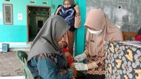 Nakes dan Kader Posyandu aktif dalam memantau kesehatan Balita di Tempursari. (doc. Kim Desa Tempursari Kedungjajang)