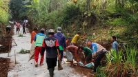 Warga Dusun Karang Mulyo, Desa Dadapan saat gotong royong perbaiki berem jalan pada Minggu, (30/6/2024). (doc. KIM MUJOATI)