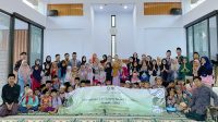 Dokumentasi mahasiswa KKN Kelompok 29 UINSA bersama para santri Madin An-Nur Al-Hasani setelah kegiatan perpisahan Madin. (doc. KKN Kelompok 29 UINSA) Dokumentasi mahasiswa KKN Kelompok 29 UINSA bersama para santri Madin An-Nur Al-Hasani setelah kegiatan perpisahan Madin. (doc. KKN Kelompok 29 UINSA)