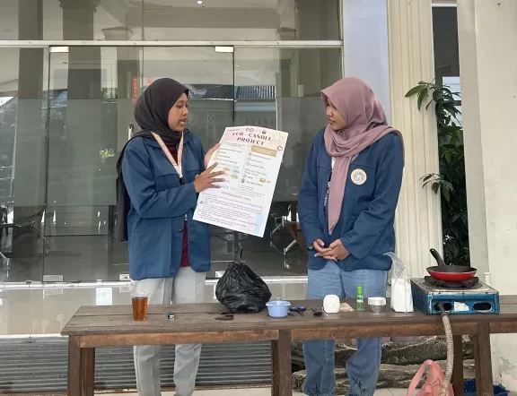 Demonstrasi Eco Candle Project pada Minggu (7/7/2024) di Balai Desa Drancang. (doc. Ist)