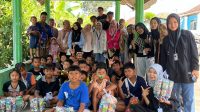 Foto bersama Mahasiswa KKN 40 UINSA bersama dengan anak-anak dusun Ateran Foto bersama Mahasiswa KKN 40 UINSA bersama dengan anak-anak Dusun Ateran dalam kegiatan edukasi tentang Ecobrick. (doc. KKN 40 UINSA)