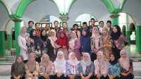 Foto bersama dalam penutupan kegiatan KKN di Masjid Baiturrahim, Sabtu (20/7/2024). (doc. KKN 89 UINSA)