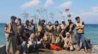 Foto bersama mahasiswa KKN 142 UINSA saat membantu meningkatkan daya tarik Pantai Mutiara Tabunan di Desa Basring, Banyuwangi. (doc. KKN 142 UINSA) Foto bersama mahasiswa KKN 142 UINSA saat membantu meningkatkan daya tarik Pantai Mutiara Tabunan di Desa Basring, Banyuwangi. (doc. KKN 142 UINSA)