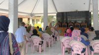 Prosesi pembukaan bantuan sosial di Balai Desa Selok Awar-Awar Lumajang, Selasa (02/07/24). (doc. KKN 26 UINSA) Prosesi pembukaan bantuan sosial di Balai Desa Selok Awar-Awar Lumajang, Selasa (02/07/24). (doc. KKN 26 UINSA)