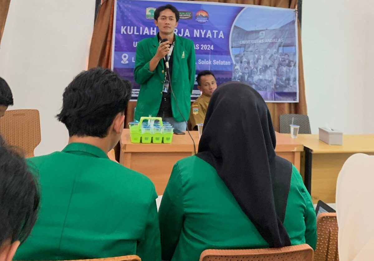 Ketua kelompok KKN, Agung Subakti saat memaparkan sembilan program kerja (Proker) utama yang telah disusun berdasarkan disiplin ilmu masing-masing mahasiswa. (doc. KKN UNAND)
