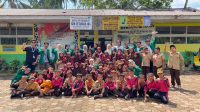 Foto bersama mahasiswa KKN UNAND dengan para siswa-siswi di halaman SDN 05 di Jorong Tanggo Aka. (doc. KKN UNAND)