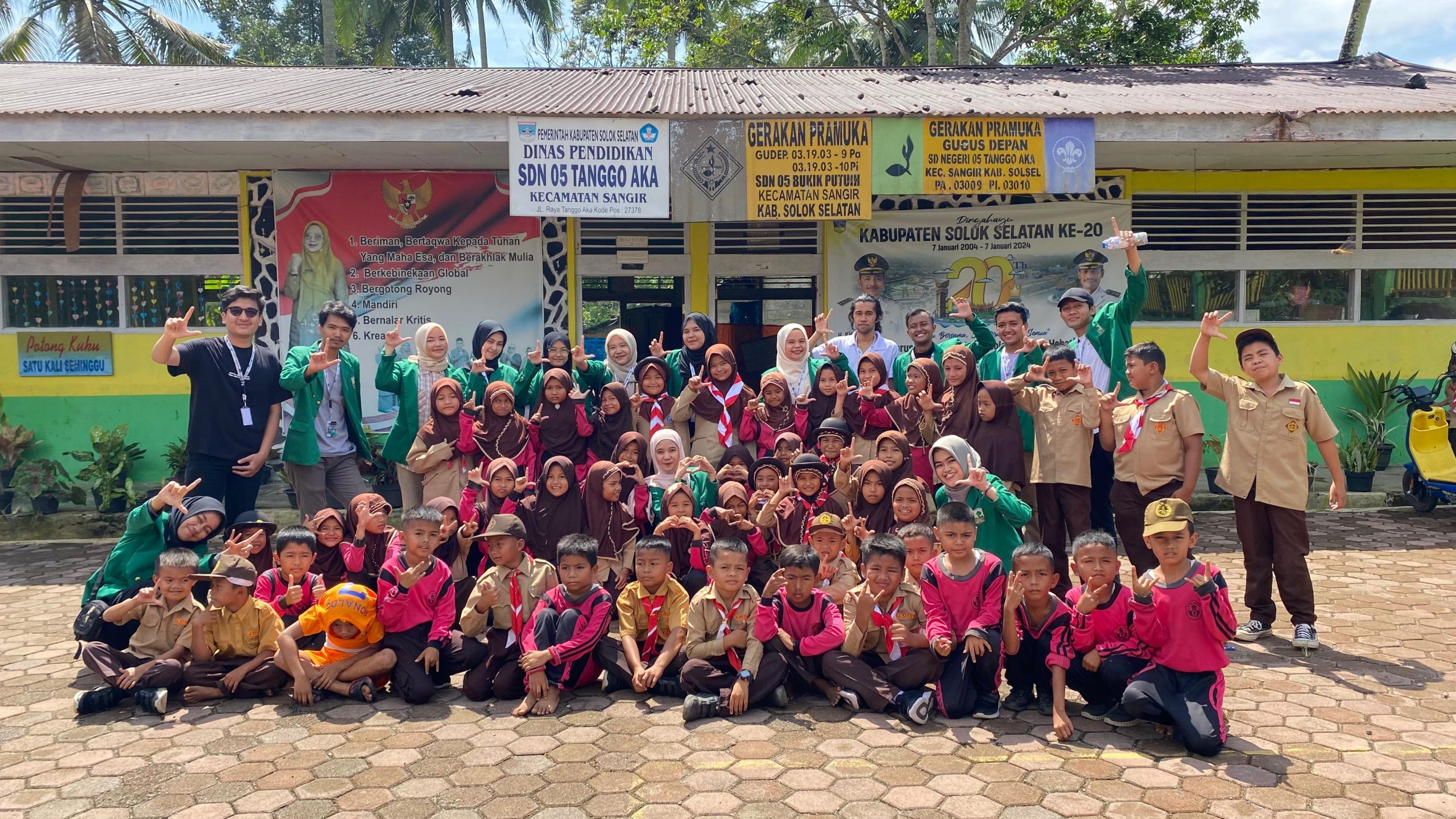 Foto bersama mahasiswa KKN UNAND dengan para siswa-siswi di halaman SDN 05 di Jorong Tanggo Aka. (doc. KKN UNAND)