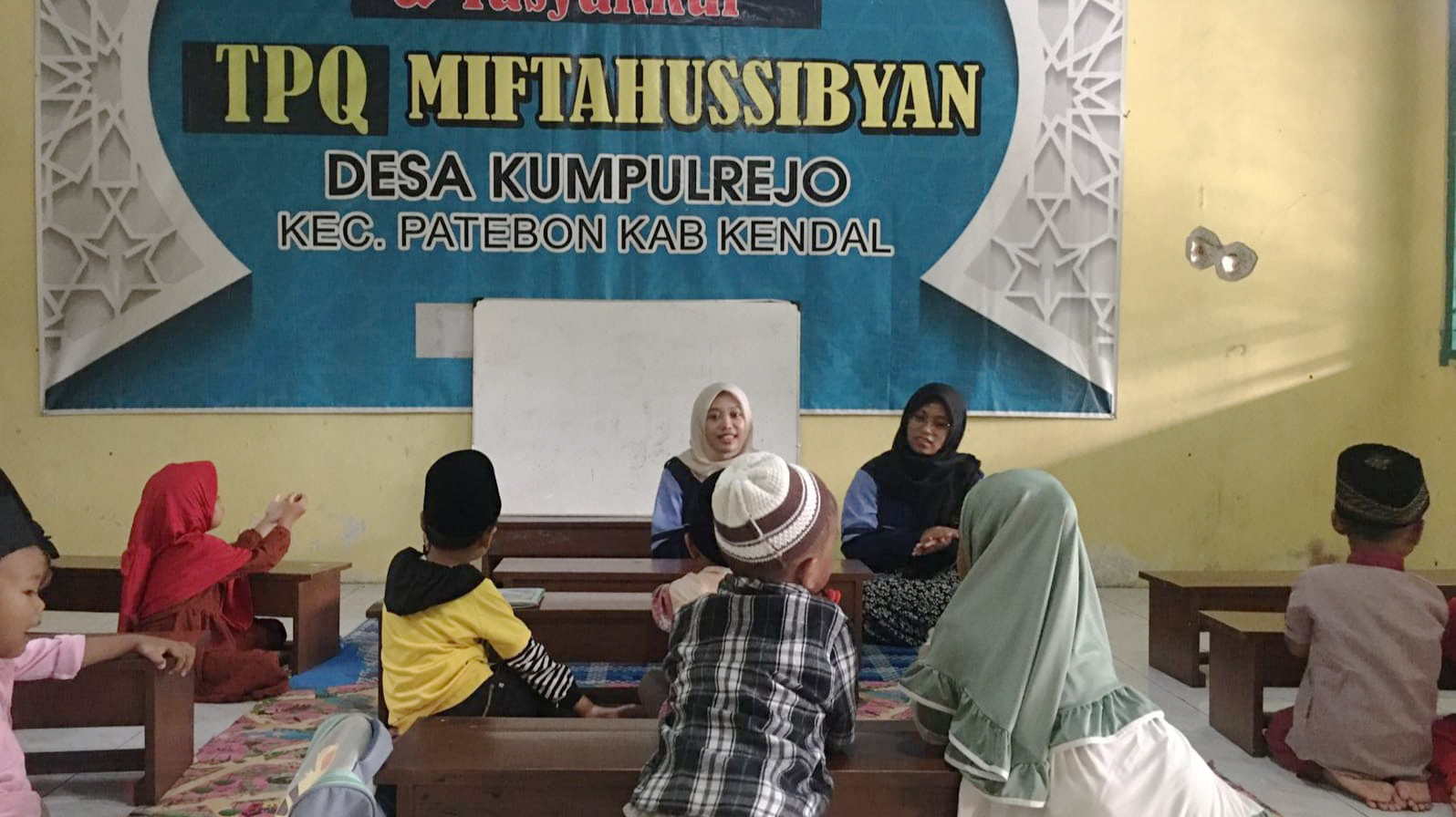 Mahasiswa KKN Posko 136 UIN Walisongo saat melakukan pengajaran di TPQ. (doc. KKN Posko 136 UIN Walisongo)