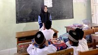 Mahasiswa KKN Posko 136 UIN Walisongo saat melakukan pengajaran di Madrasah Diniyah (Madin). (doc. KKN Posko 136 UIN Walisongo)
