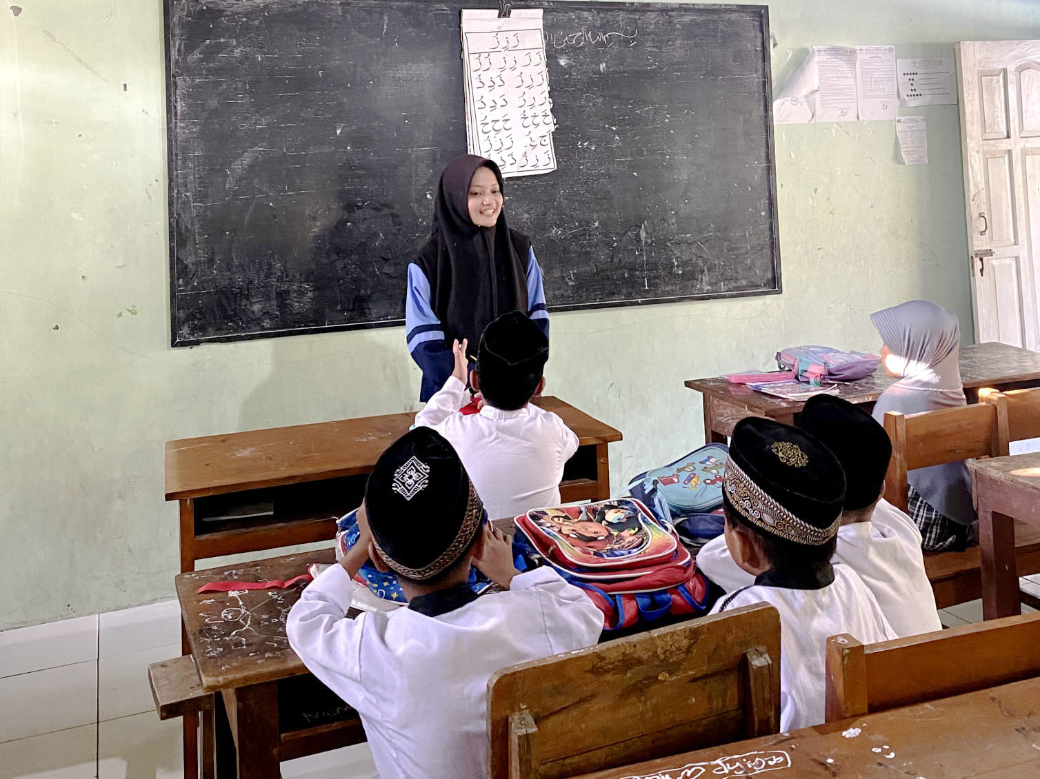 Mahasiswa KKN Posko 136 UIN Walisongo saat melakukan pengajaran di Madrasah Diniyah (Madin). (doc. KKN Posko 136 UIN Walisongo)