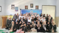 Mahasiswa KKN 40 UINSA dengan Generasi Muda Pondok Pesantren Al Ihsan Dusun Kebonsari. (doc. KKN 40 UINSA ) Mahasiswa KKN 40 UINSA dengan Generasi Muda Pondok Pesantren Al Ihsan Dusun Kebonsari. (doc. KKN 40 UINSA )