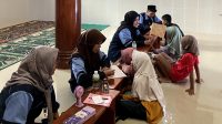 Mahasiswa KKN Posko 136 UIN Walisongo Semarang saat mengajar les privat di Desa Kumpulrejo. (doc. Mahasiswa KKN Posko 136 UIN Walisongo Semarang) Mahasiswa KKN Posko 136 UIN Walisongo Semarang saat mengajar les privat di Desa Kumpulrejo. (doc. Mahasiswa KKN Posko 136 UIN Walisongo Semarang)