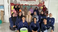 Foto bersama setelah acara sosialisasi yang diselenggarakan oleh mahasiswa KKNT Inovasi IPB 2024 dengan tema “Pemanfaatan Lahan Pekarangan Sebagai Solusi Ketahanan Pangan Keluarga” (doc. KKNT Inovasi IPB)