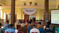Siti Aisyah, ketua Bank Sampah Teratai Putih saat memaparkan materi pelatihan mini komposter di Balai Desa Wates, pada (19/7/2024). (doc. KKN 58 UINSA)