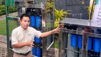 Ketua Center For Environmental Health of Pesantren (CEHP) Lembaga Penelitian dan Pengabdian Masyarakat (LPPM) Unusa, Achmad Syafiuddin, Ph.D, saat memperlihatkan Unusa Water. (doc. Humas Unusa)
